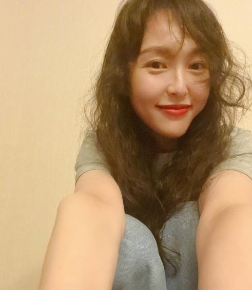 唐嫣现身机场扮酷抿嘴羞笑显随性,唐嫣新戏路透照曝光气场十足