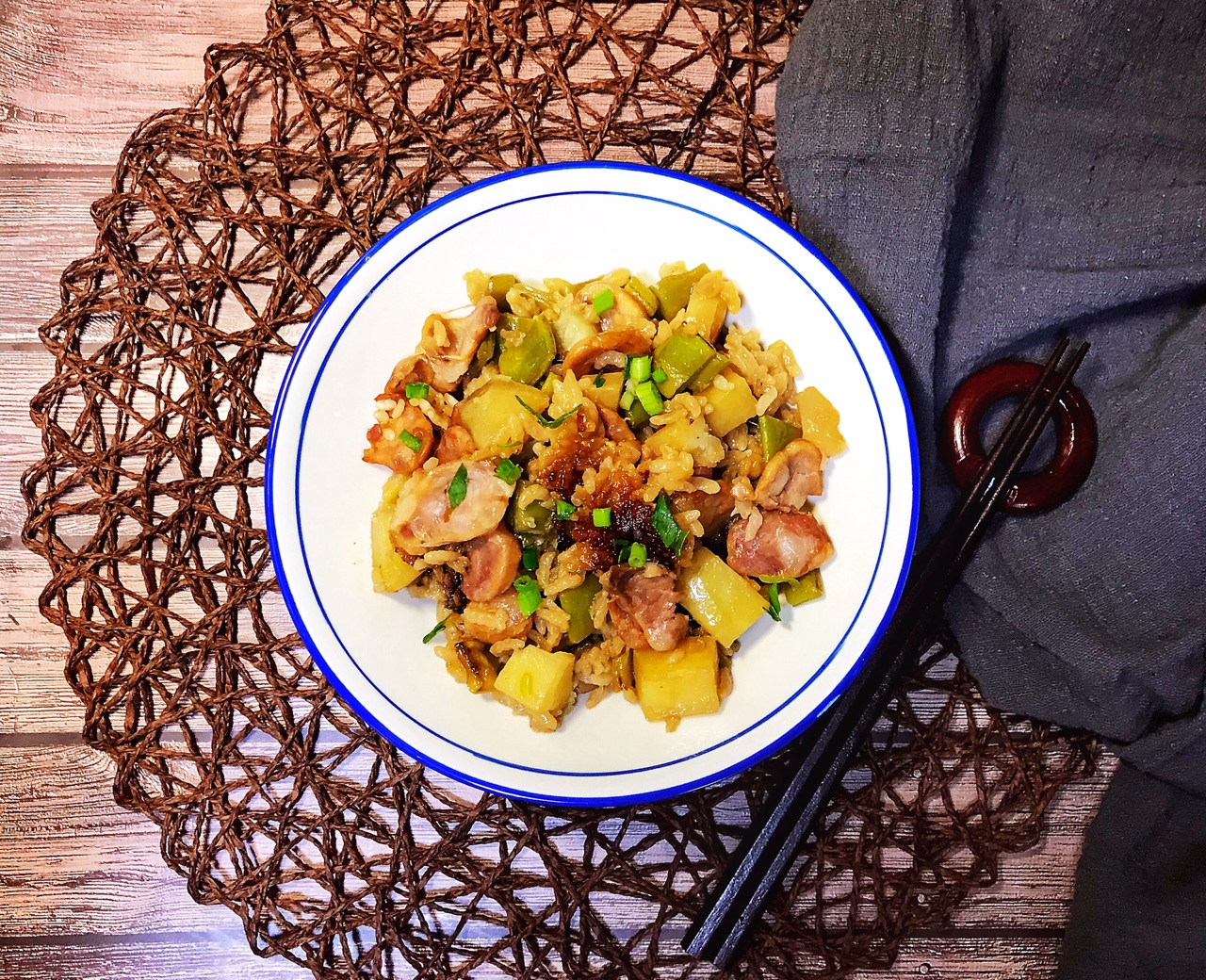 电饭锅土豆腊肠焖饭不用炒,腊肠土豆饭最正宗做法