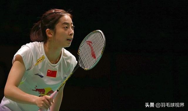 我们打羽毛球，彼此之间有一个“桥”，就是我们用手握着的球拍