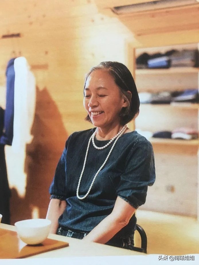 40到60岁老人这样穿减龄又显瘦,这位奶奶的搭配太显年轻了