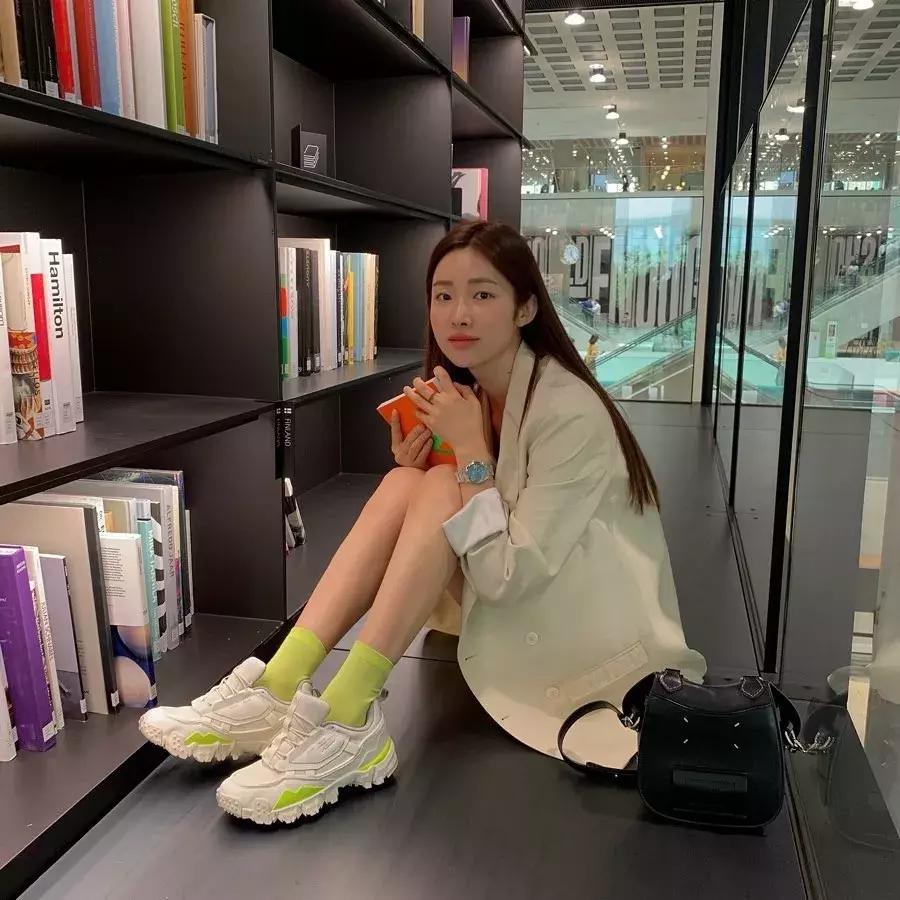 泫雅黑色运动鞋出场,16双秋天最想买的运动鞋