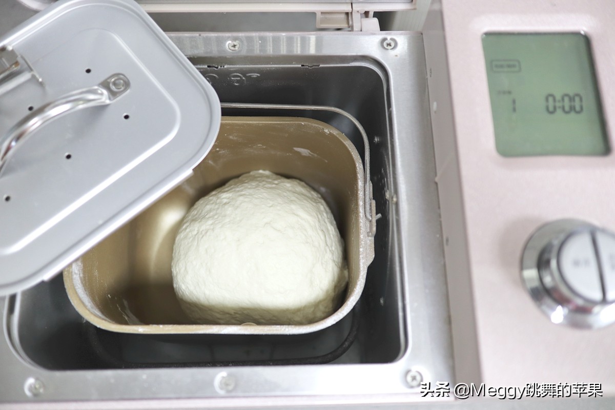 我家吃饺子一锅俩馅，喜欢哪个夹哪个，从没失手过，吃到肚撑