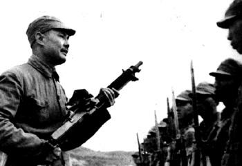 他是华侨，著名军校毕业，曾放弃20万大洋的年薪，后成开国元帅