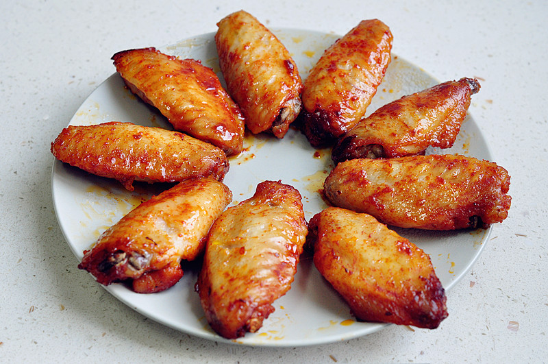 鸡翅放进面包机，然后就等吃了，不怕油星四溅，更不担心烤糊烤焦