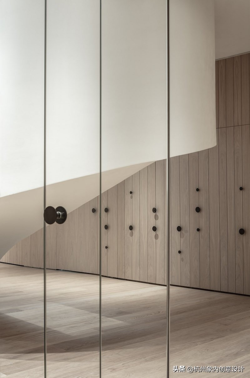 特拉维夫的婚纱精品店，柔和曲线与精致设计