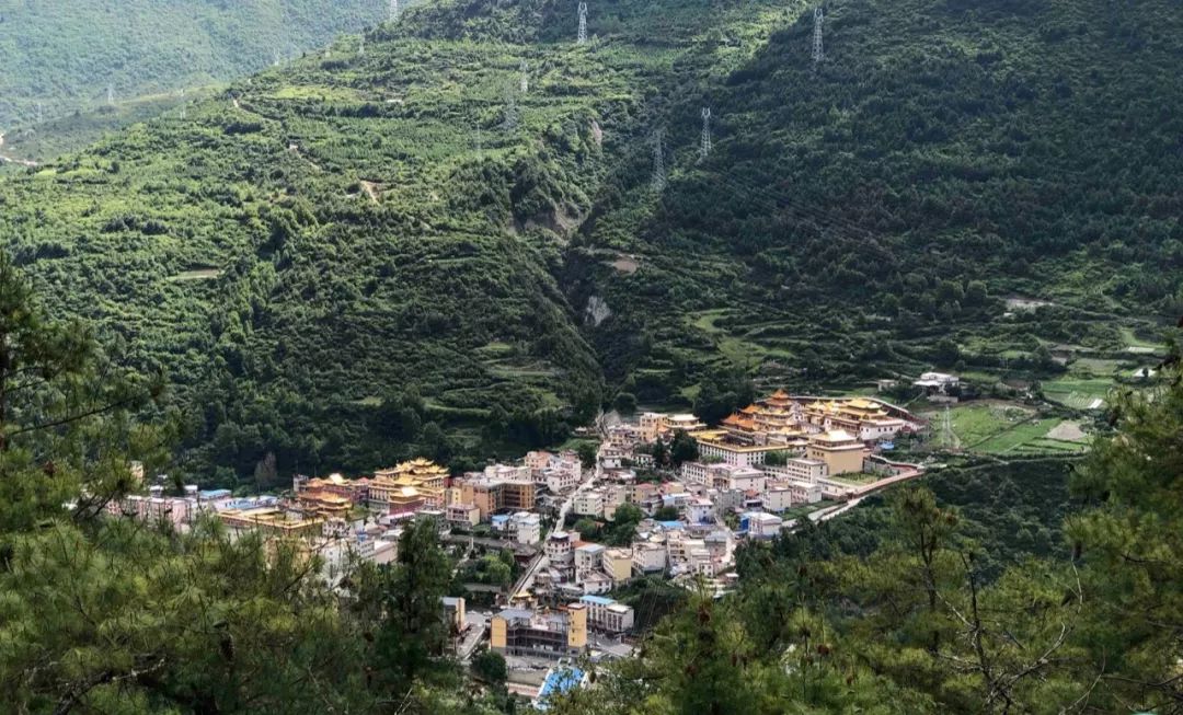 成都2天来回的温泉推荐，彩林雪景青山绿水，美成仙境