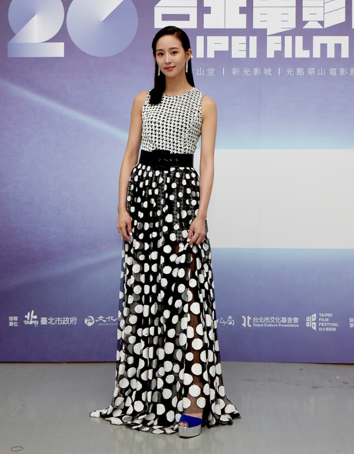 “蛇皮鞋”超有毒，张钧甯穿出了“包子脚”，脚筋都凸起来了！