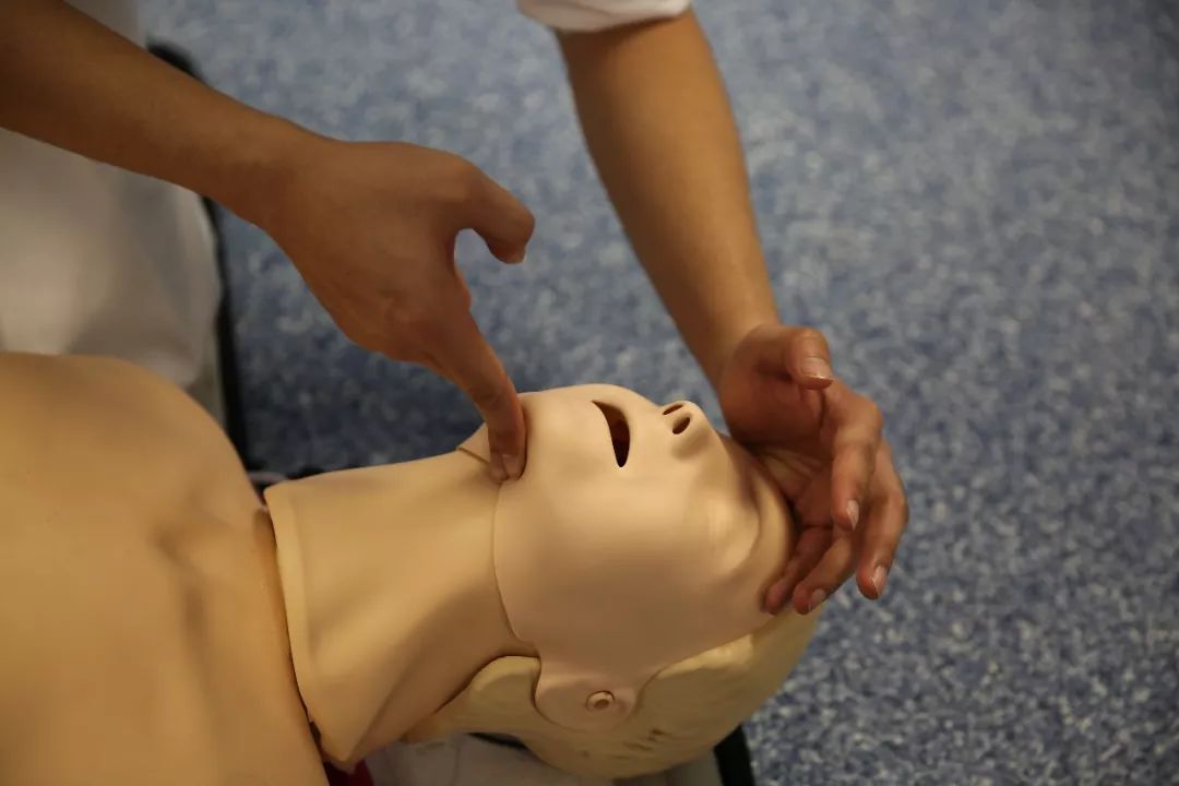 AED入厦三年，90%的厦门人不知，救命神器竟成“摆设”？