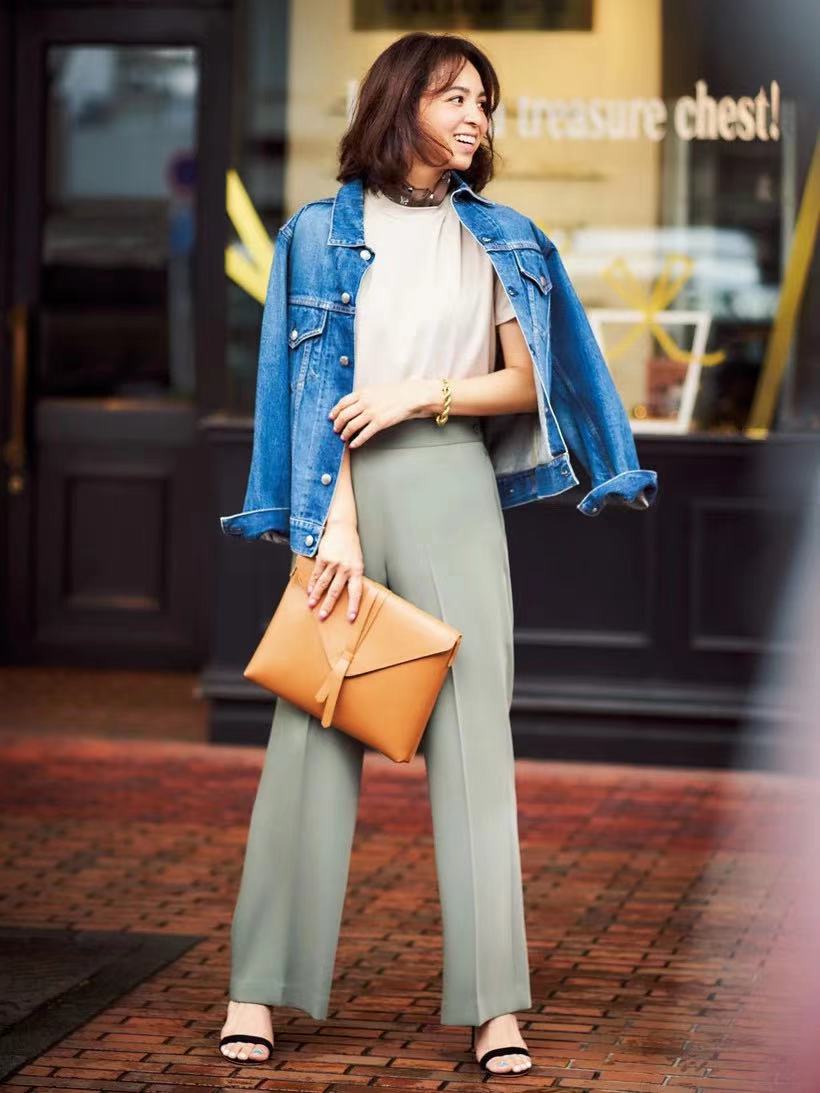 牛仔衣又是春天不可缺少的衣服,冬季牛仔衣的穿搭酷飒