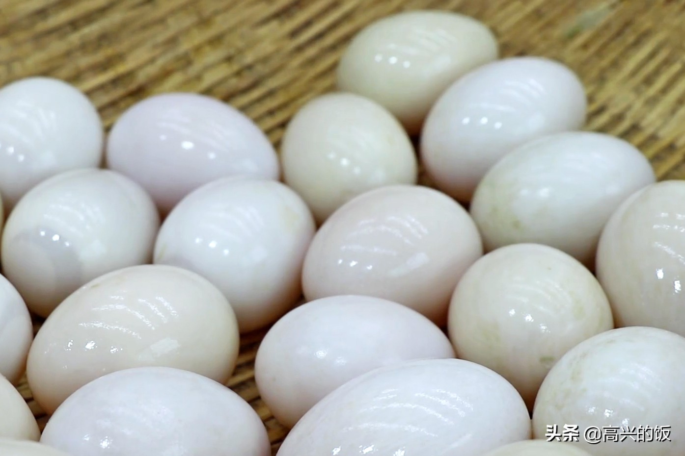 用超简单的方法腌制流油咸鸭蛋,如何腌咸鸭蛋又快又能冒油