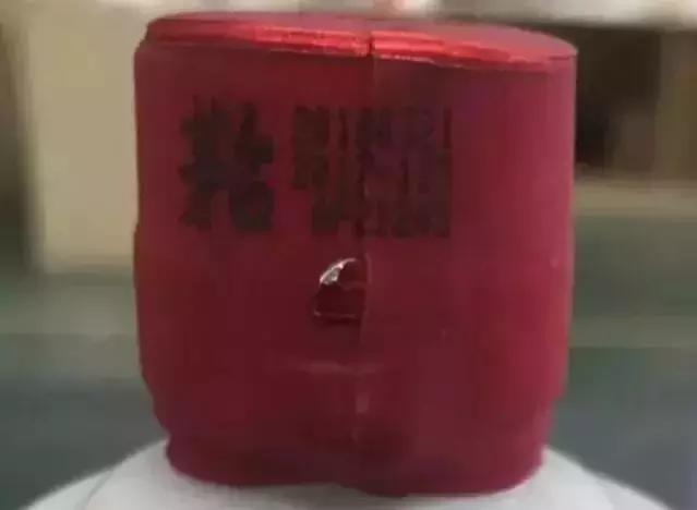 飞天茅台瓶口两个珠子有什么作用,茅台飞天酒盒一样的吗