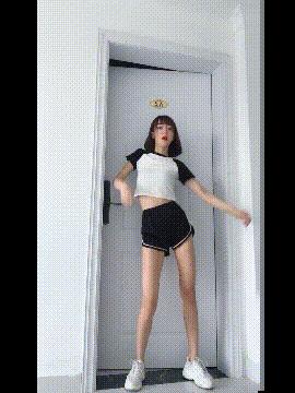 前女友和现女友搞笑图片,两个女生搞笑gif图