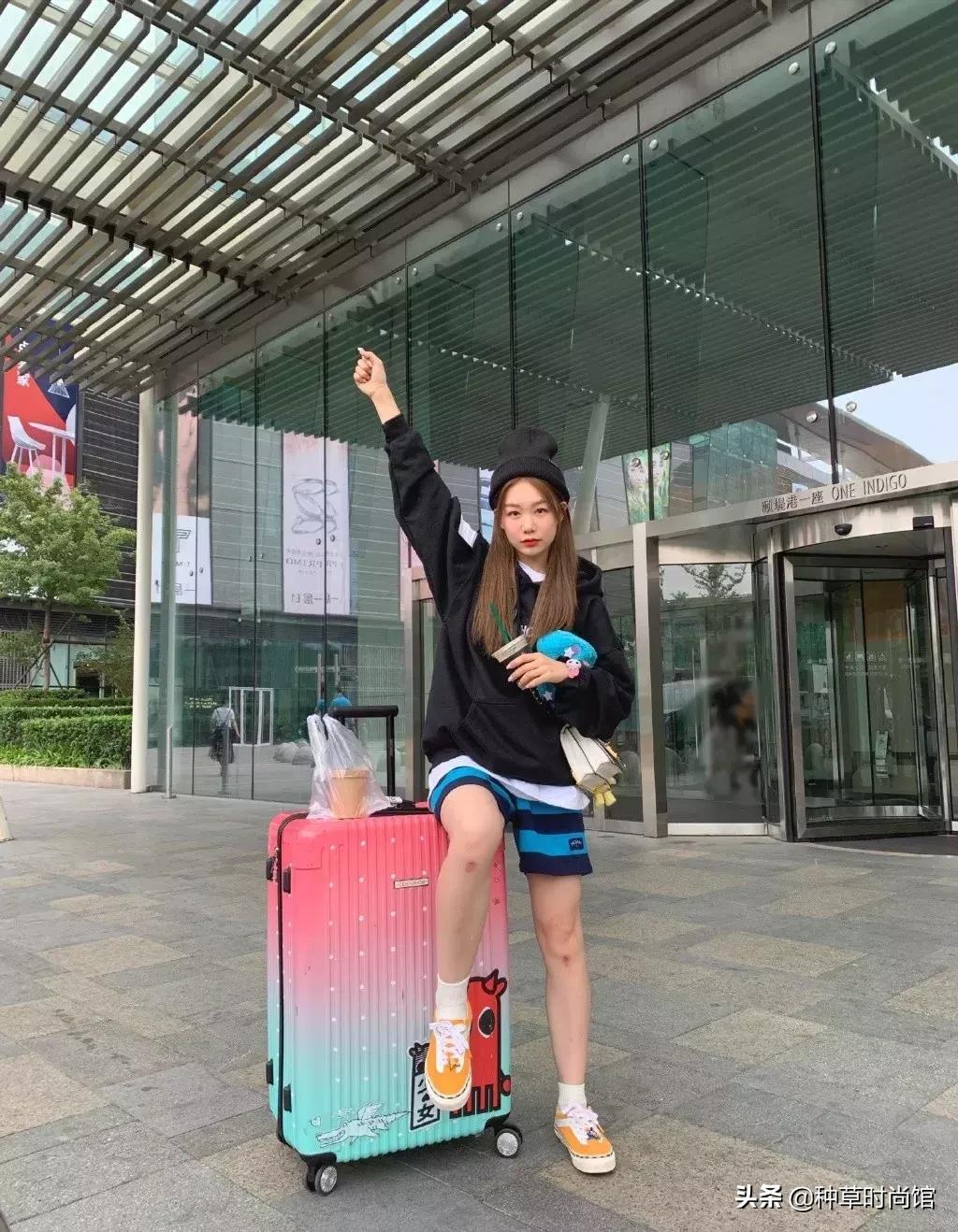 人手一件的卫衣怎么穿才时髦高级,女孩穿什么颜色卫衣洋气