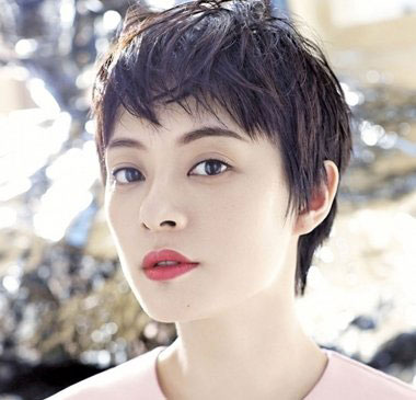 发质偏软m型秃头适合的发型,女生头顶很秃头适合什么发型