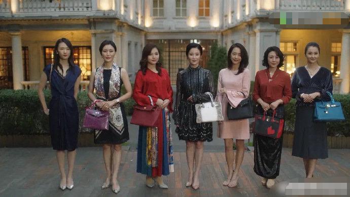 连她都要镶边合影的集会，来头这么大？