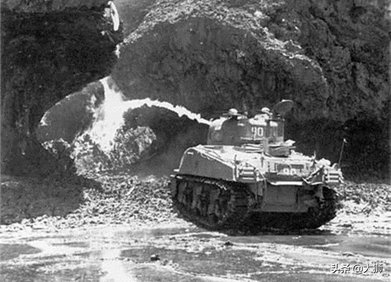 血战冲绳：日军的梦魇，美军的超威力*器武**“奶磅”