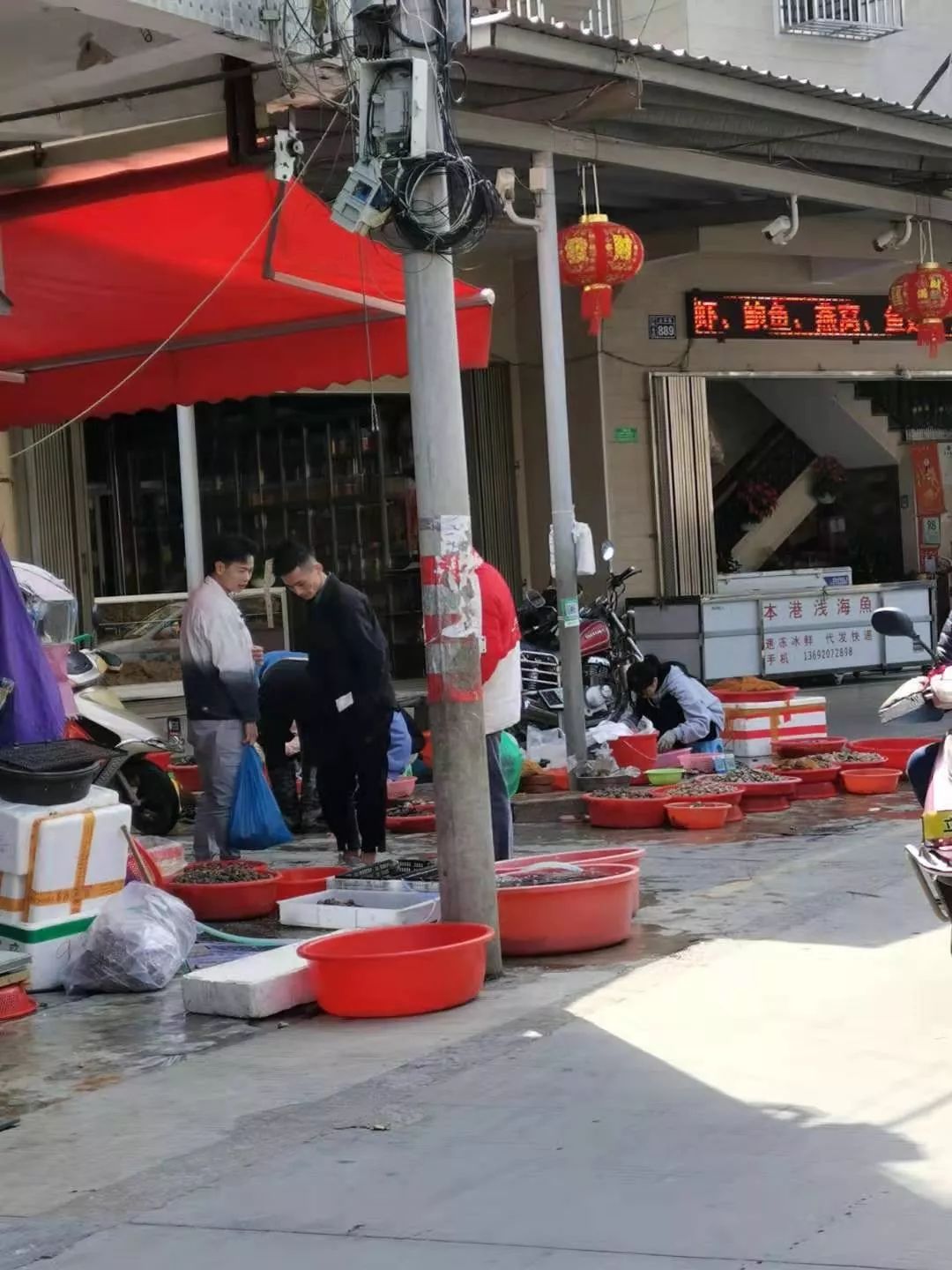 疫情下的县城夜晚照片真实,疫情时期农村的真实生活