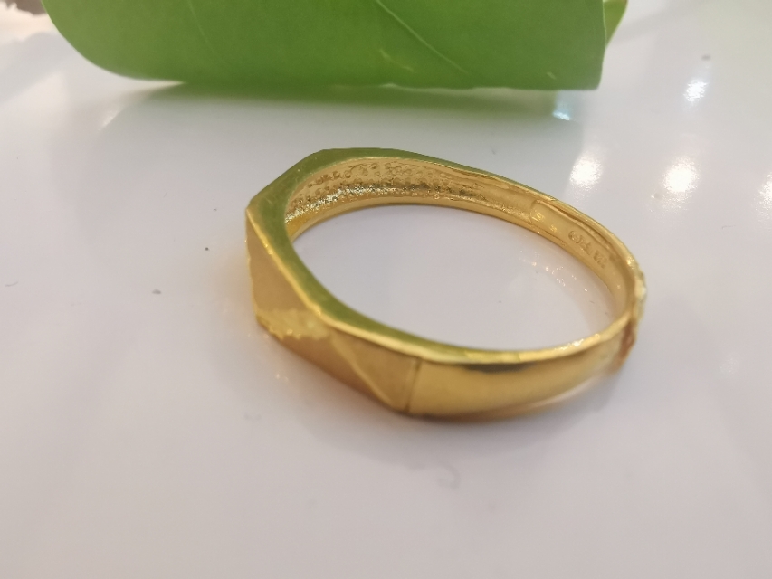 金戒指刚买就断了,千足金戒指缠红线的原因