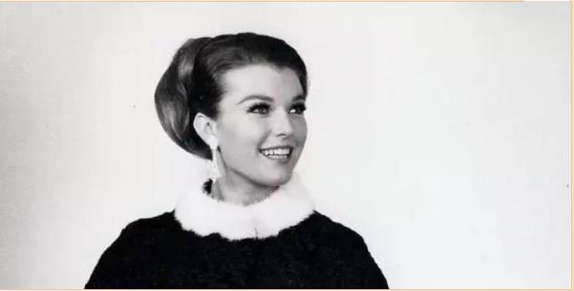 50岁邓文迪离婚后生活曝光,邓文迪离婚以后干什么