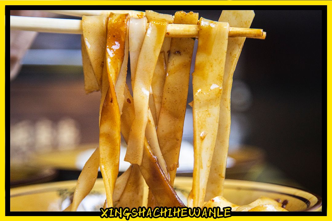 人生一串，烟火江湖！这家铁板烧烤店用串串翻起儿时回忆