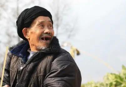 老丈人进城给外孙过生日，半夜起来看见女婿睡在沙发上，他红了眼