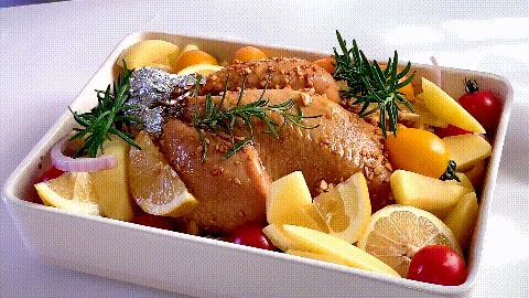 端午在家做简单开胃的柠檬烤鸡，鲜嫩多汁不油腻，在家露一手