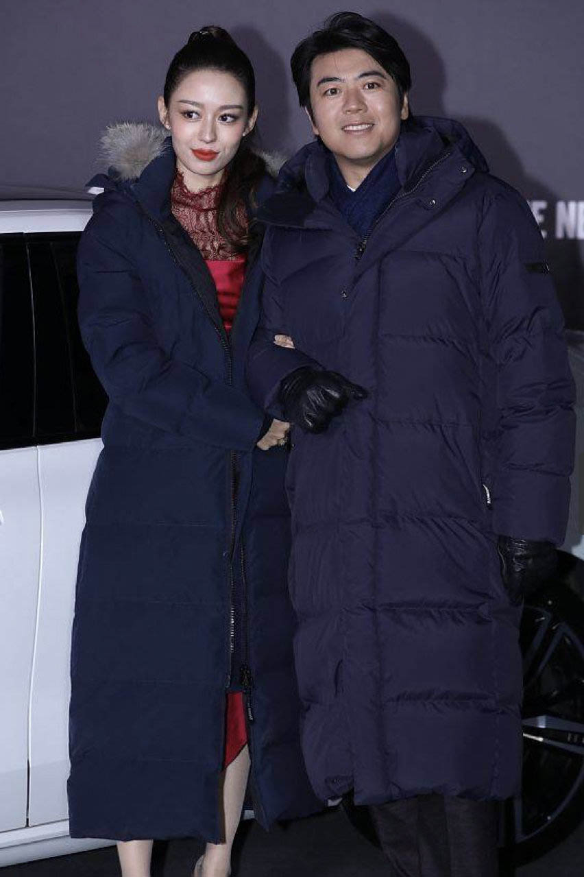 吉娜和郎朗穿羽绒服走红,郎朗和吉娜穿长款羽绒服出席活动