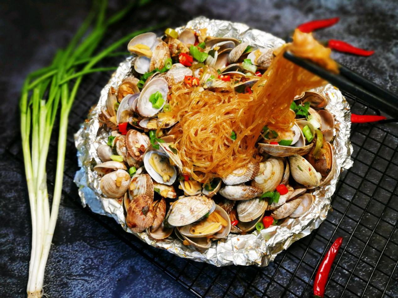 酸辣砂锅花甲粉的做法,香辣花甲汤粉的做法