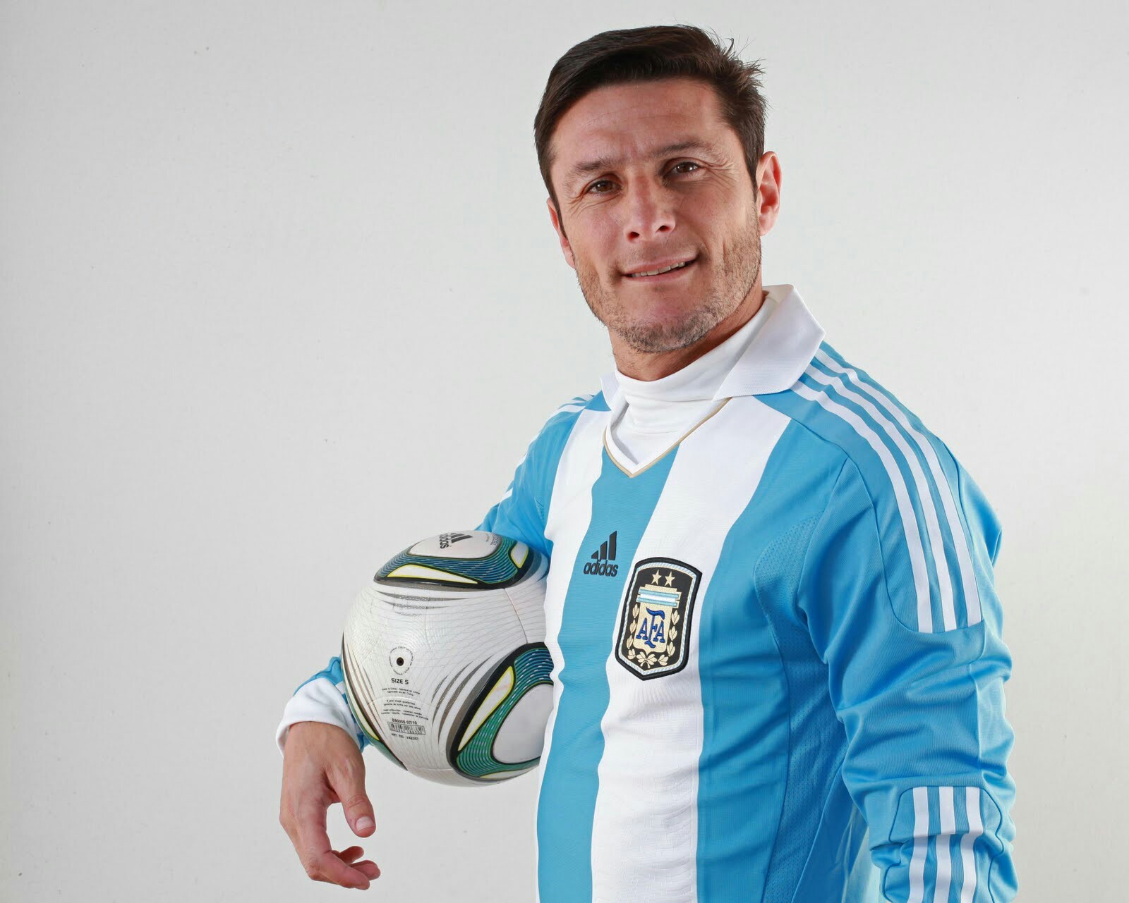 国际米兰球星萨内蒂图片,国米欧冠萨内蒂图文