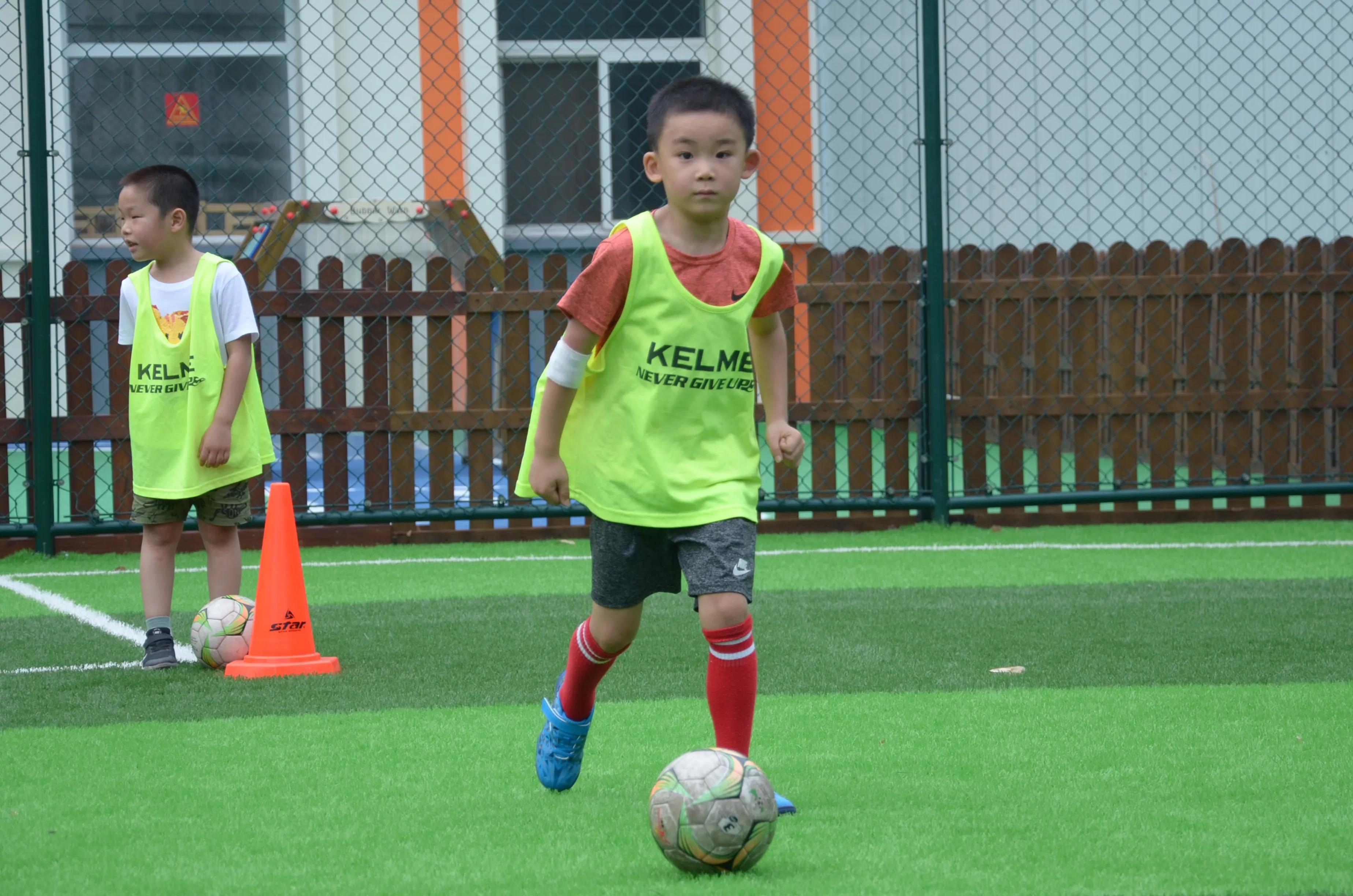 我和足球的故事绘画,我和足球的故事