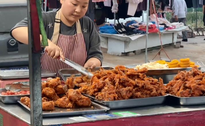 山东大姐摆摊做小吃5元一个,90后摆摊女孩卖小吃