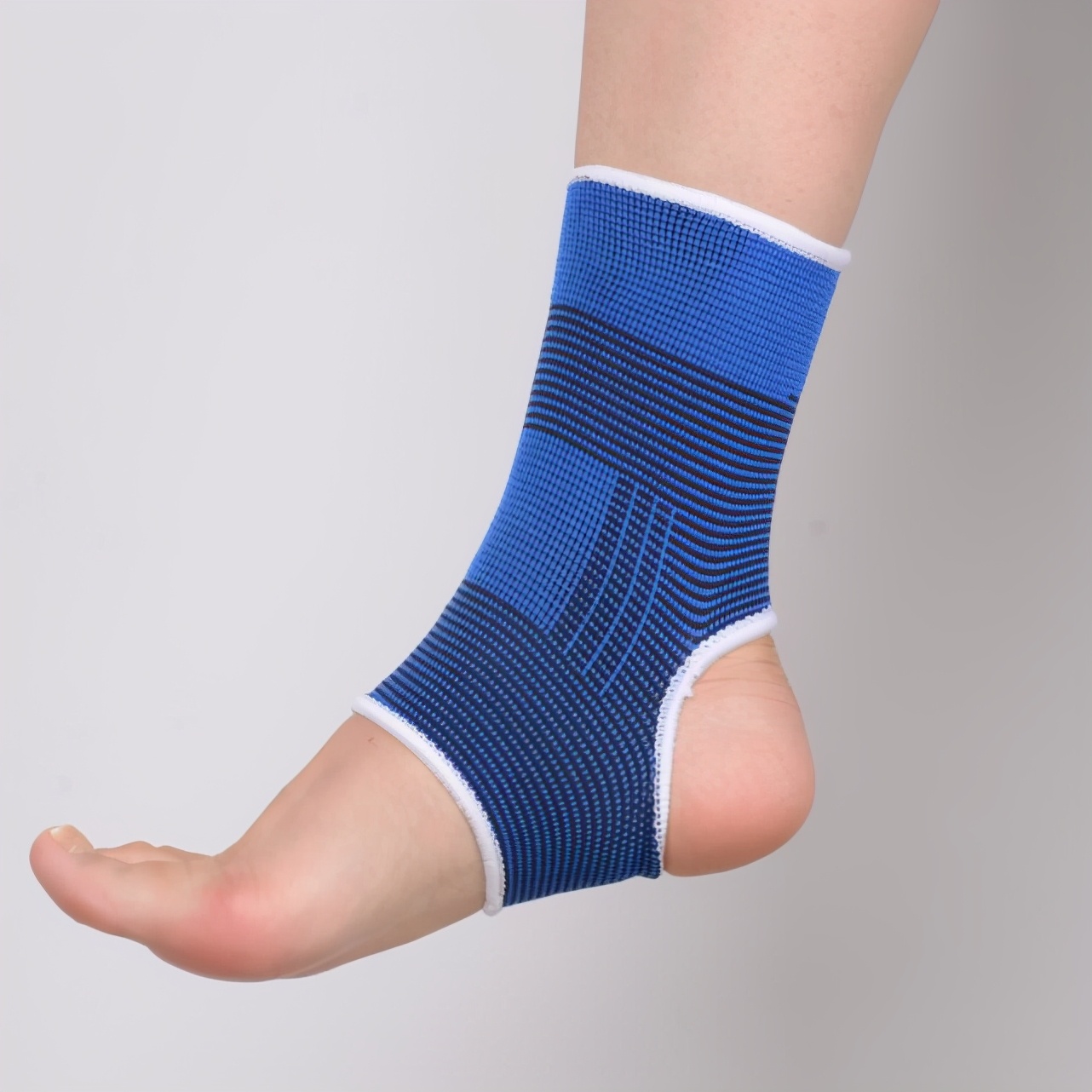 崴脚不当回事小心遗憾终生,崴脚时踝关节容易损伤的位置