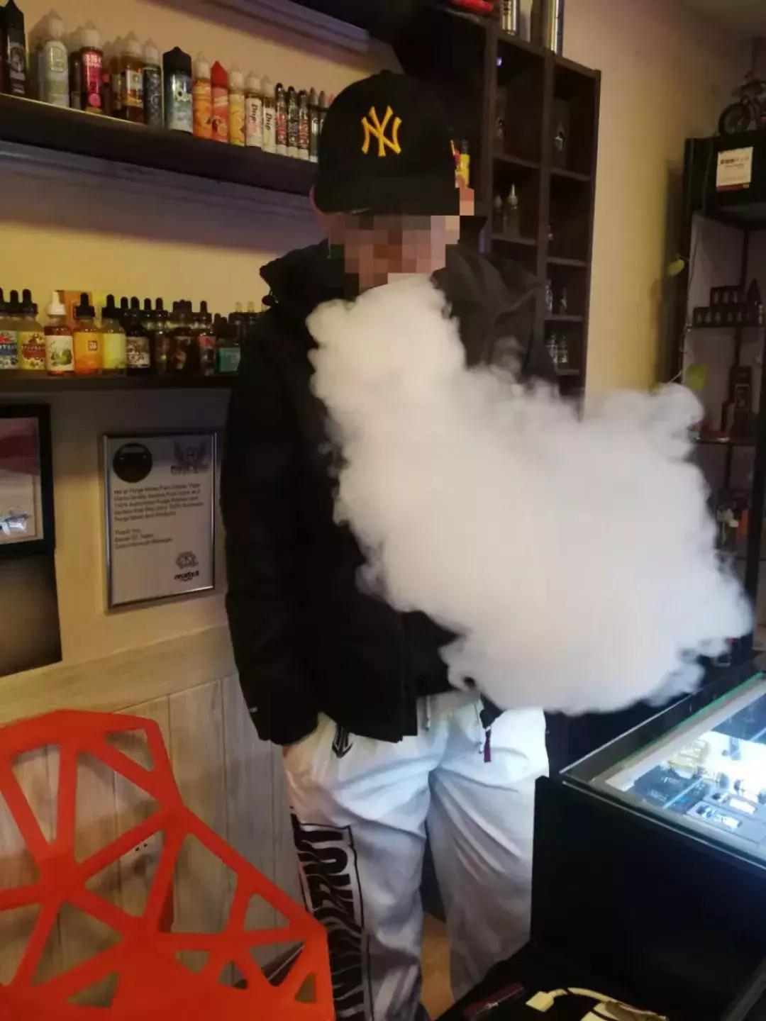 *子烟电**实体店揭秘：关门潮背后捅出一个假货天堂