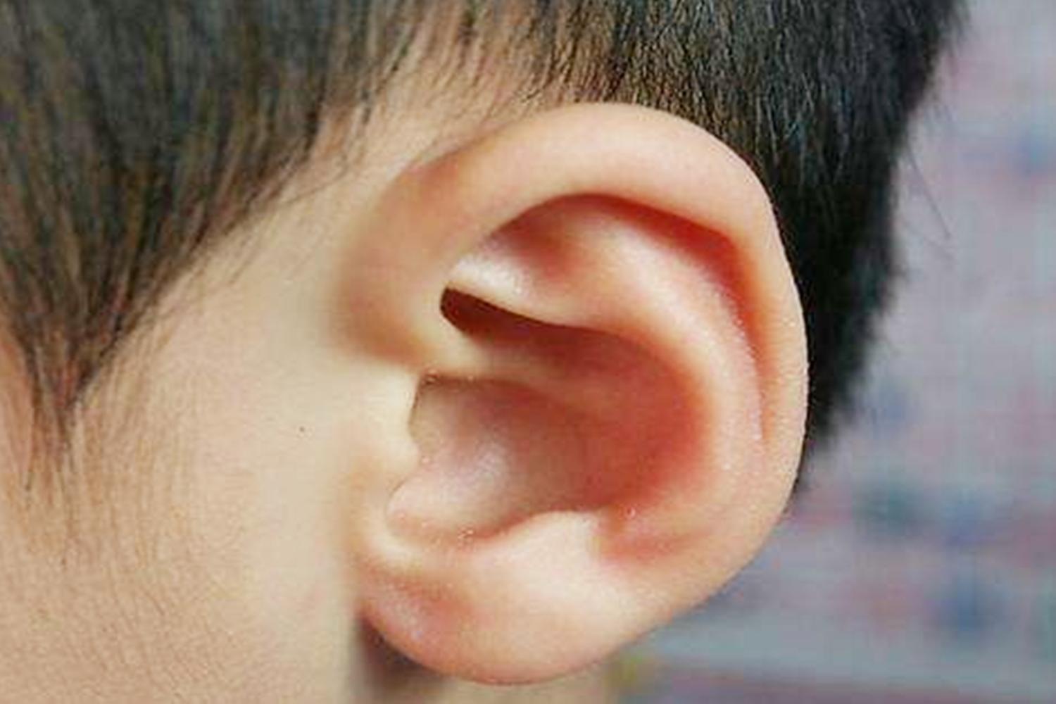 小孩发烧用温毛巾敷额头还是冷水,孩子发烧时可以用湿毛巾敷额头吗