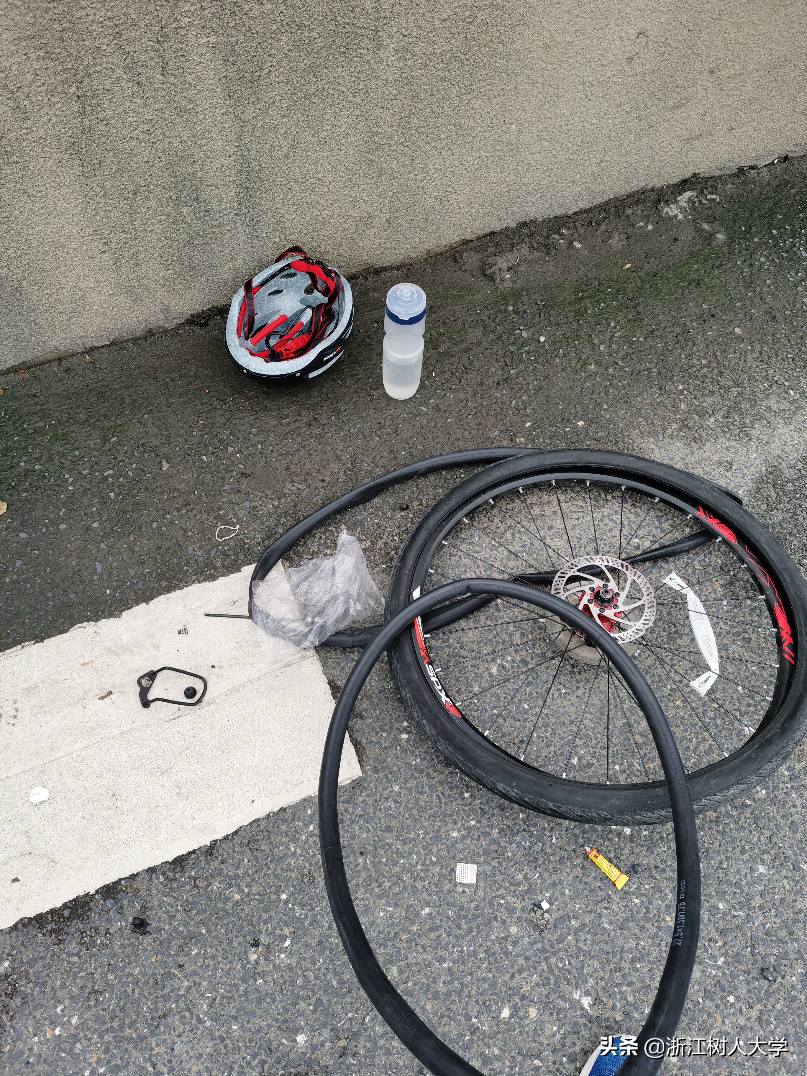 千里单骑追红旅，救灾我先行，我校生环学院这个男生有点酷