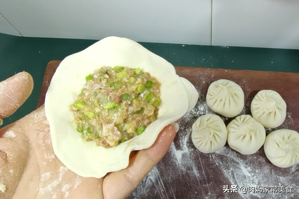 怎样蒸包子才能暄软蓬松不塌皮,图文讲解在家轻松蒸包子的方法