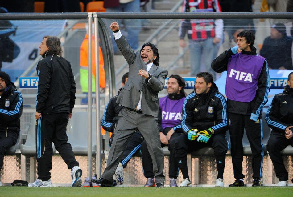 马拉多纳执教傲视群雄,马拉多纳延长执教