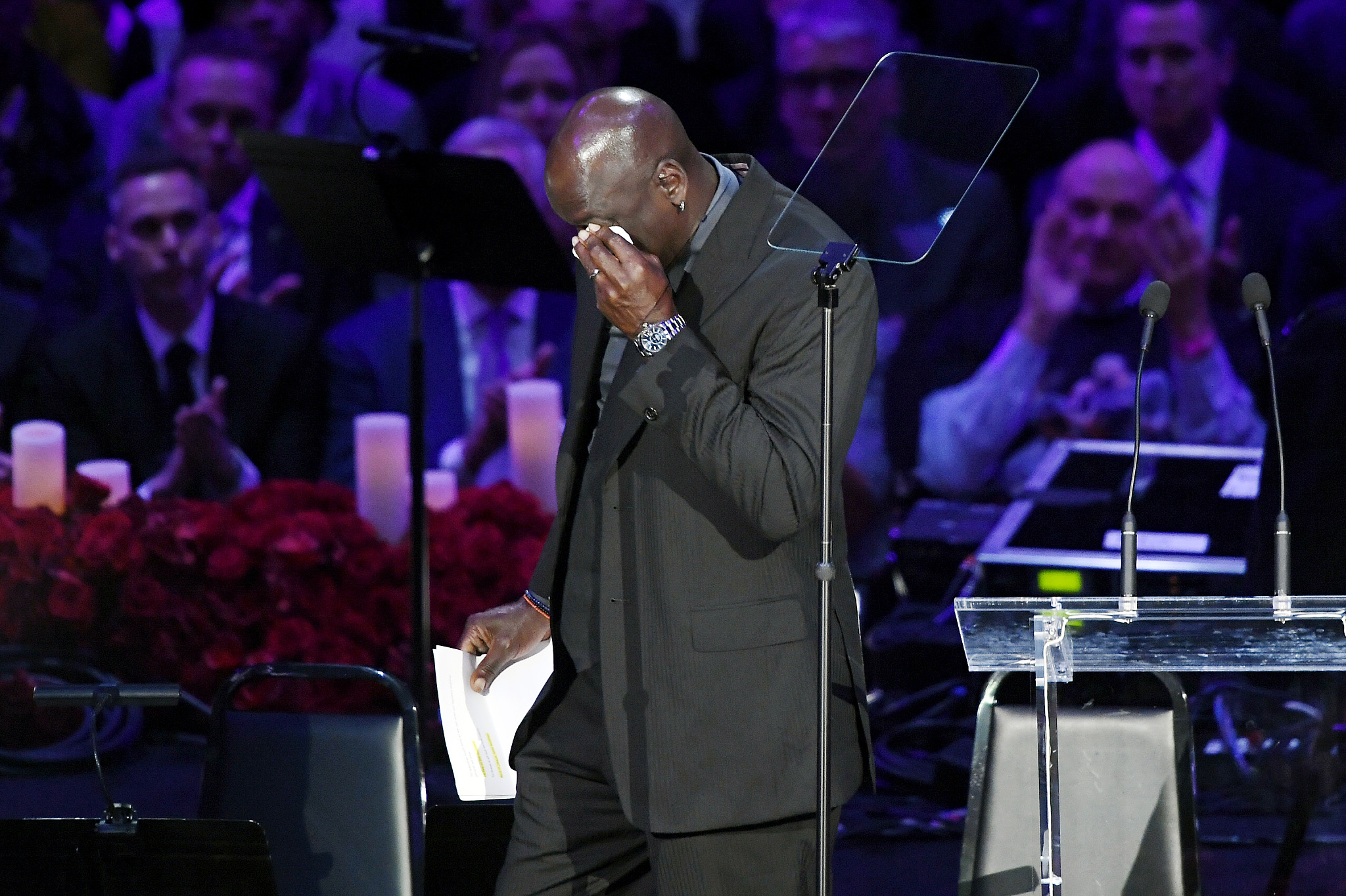 在妻子、乔丹和挚友的礼赞中，再次追忆那个有血有肉的科比