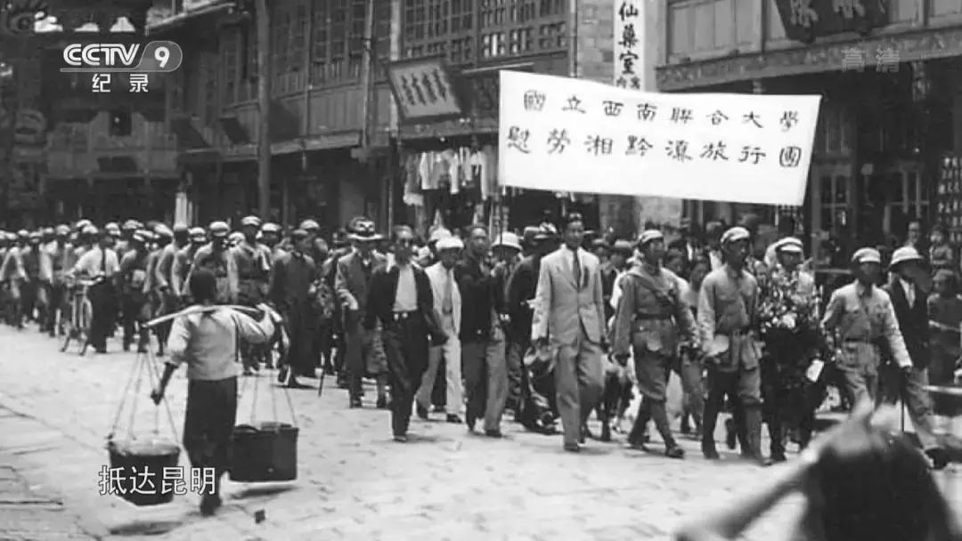 他们住在坟上、吃烂菜叶、被乞丐嫌弃，却成就了中国最伟大的学校