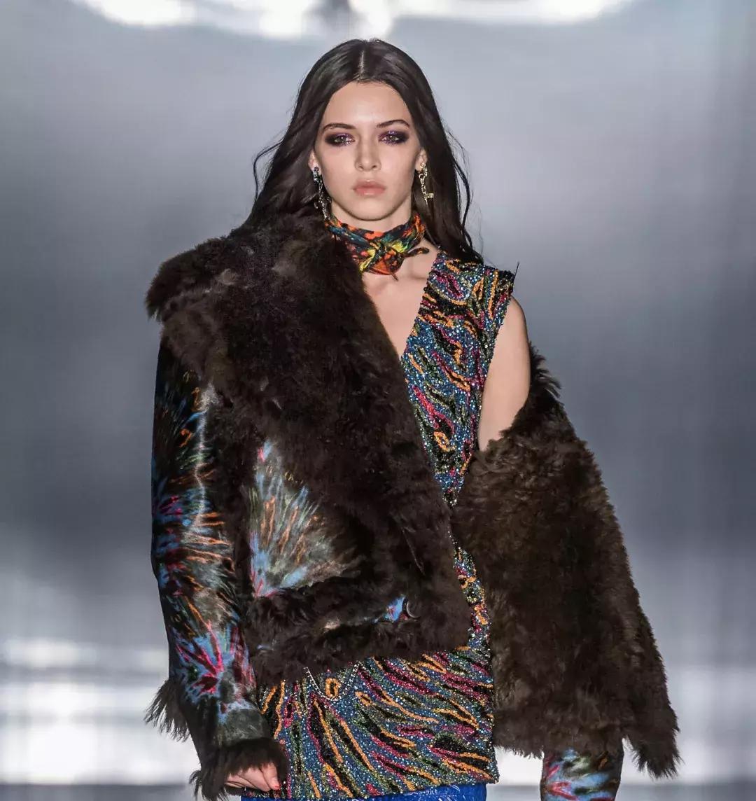 丝巾过时不,丝巾系的不只是精致时髦更是品味