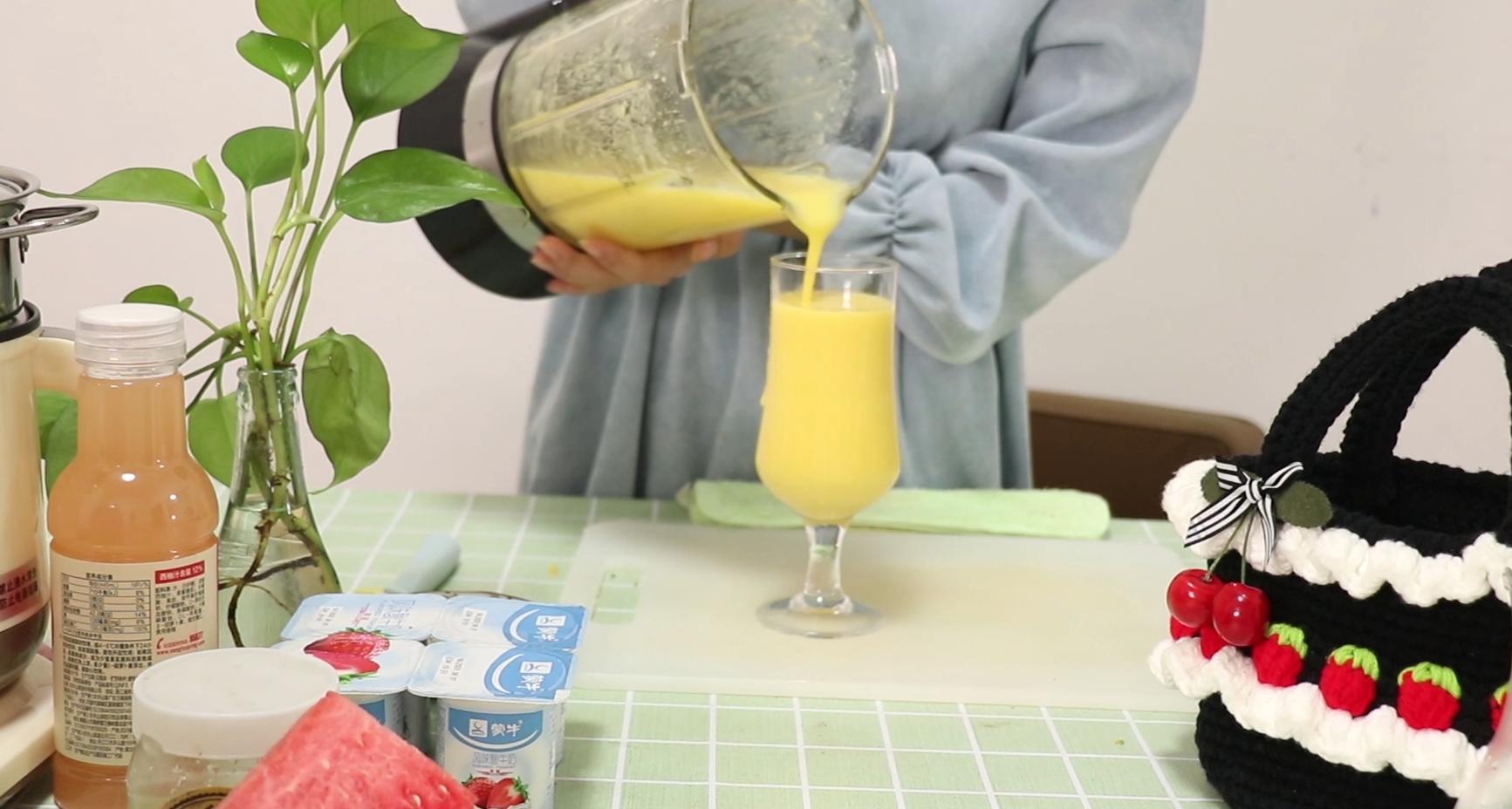 情人节来一杯甜甜蜜蜜的芒果酸奶，酸甜开胃，像极了甜甜的恋爱