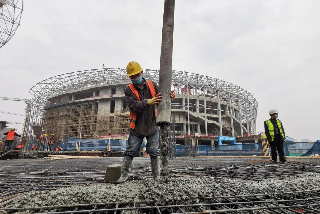 成都这个大型足球场封顶！创国内同等规模体育场工期最短纪录