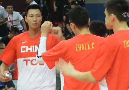 2019中国男篮vs波兰失误瞬间,中国男篮对波兰最后一次进攻失误