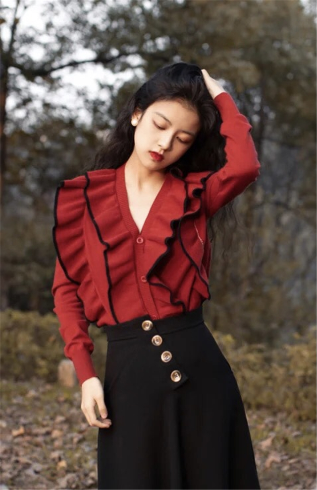 怎么把红色穿出不落俗套的时髦感,红色显土穿什么颜色好看