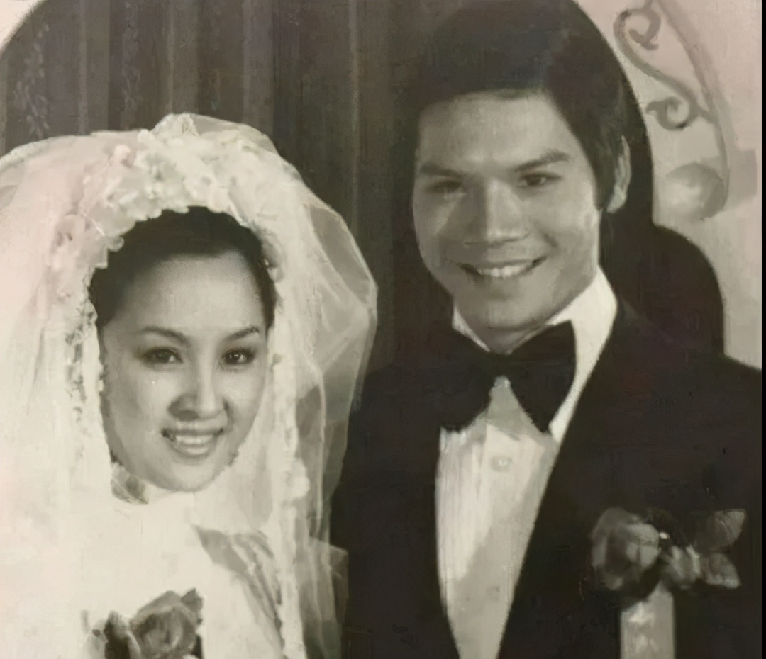 李小龙传奇最后他跟谁结婚了,李小龙的两位红颜知己
