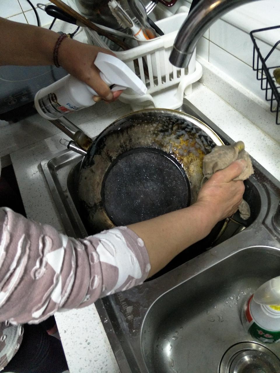 油烟机上的油污用什么洗得更干净,油烟机去油污最好的妙招