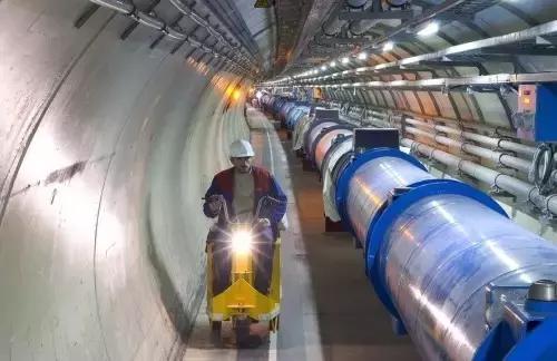 何去何从：大型对撞机