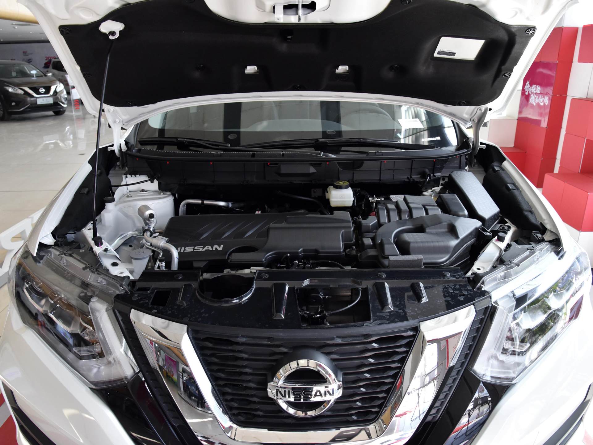 奇骏2019款2.0lcvt时尚版可有天窗,2.5自吸加at的suv奇骏几月上市