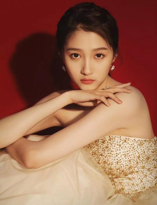 关晓彤九头身完整视频,关晓彤运动风搭配