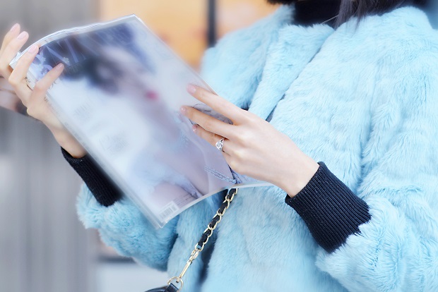 订婚戒指戴哪个手指左还是右,订婚戒指戴在哪个手指头上最好